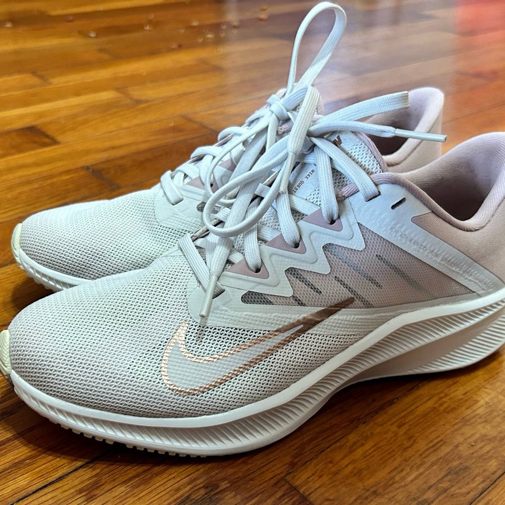 Women’s light pink Nike shoes size 7